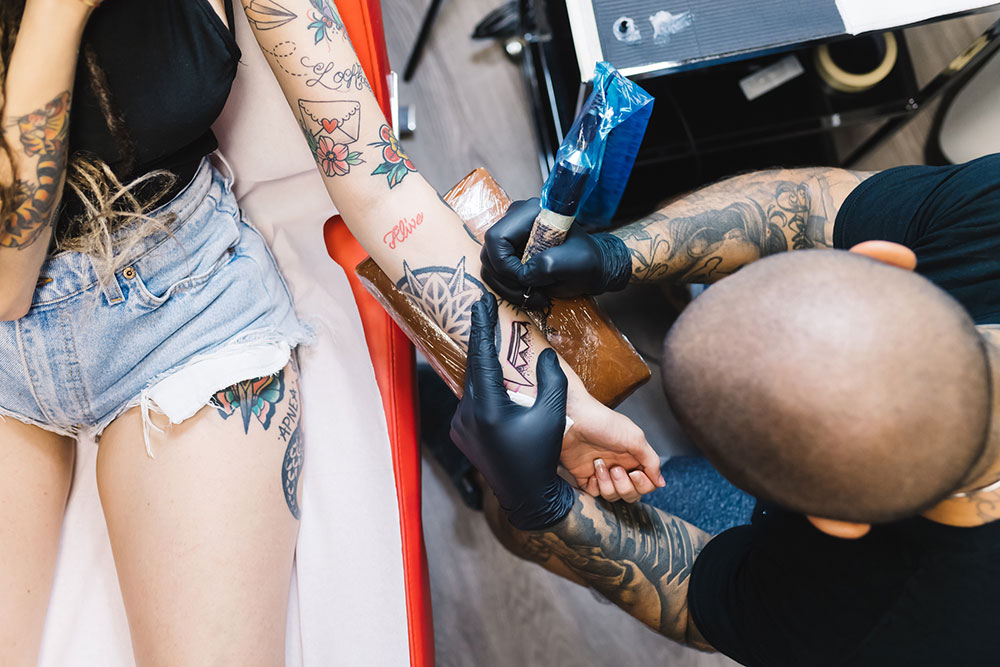Plus de sécurité pour les tatoueurs et les tatoués avec la norme NF EN 17169